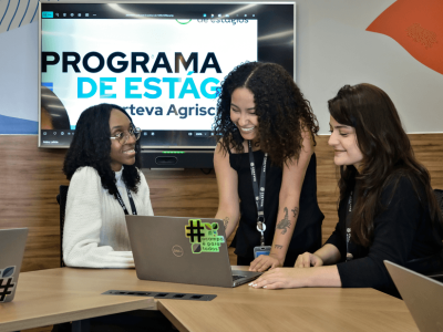 Estudantes em programa de estágio da Corteva Agriscience em laboratório de pesquisa agrícola