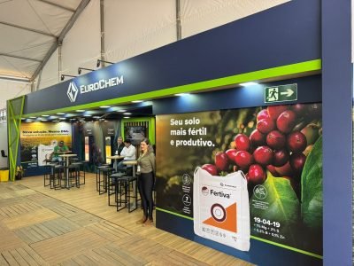 Estande da EuroChem na Expocafé 2025 com produtores rurais em Minas Gerais