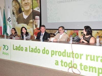 Troca de experiências e divisão de responsabilidades entre os agricultores