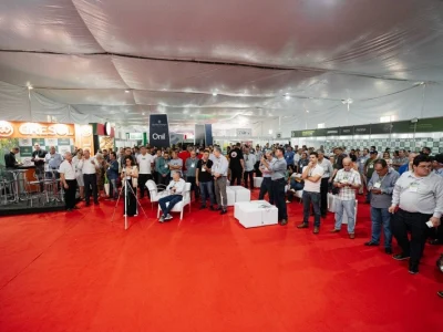 Visitantes e expositores durante a Feira Internacional da Mandioca 2025 em Paranavaí (PR).