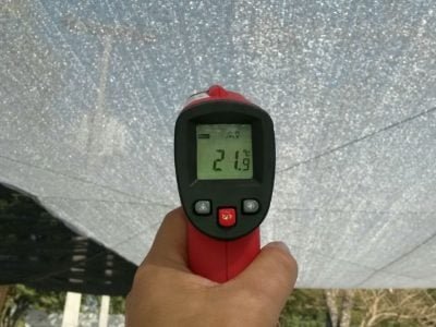 Figura 05Termômetro de infravermelho mostrando a diferença na temperatura em ambiente coberto com ALUMINET (Ã  esquerda) e tela preta (Ã  direita).