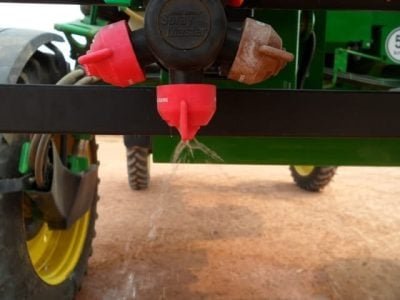 Obstrução do fluxo na ponta de pulverização devido ao acúmulo de resíduos, provenientes de mistura em tanque com problemas de incompatibilidade - Fotos: AgroEfetiva