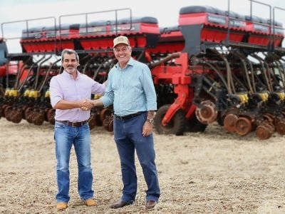 Cliente Antonio Gazarini, de Jatai (Go) e Oswaldo Marques, diretor Comercial da Baldan - Crédito Baldan