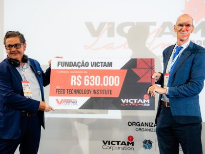 Marco Lara, fundador do FDI, recebeu o cheque simbólico da Fundação VICTAM para a planta piloto de rações. / Divulgação: VICTAM LatAm