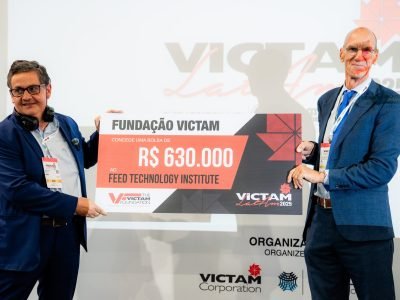Marco Lara, fundador do FDI, recebeu o cheque simbólico da Fundação VICTAM para a planta piloto de rações. / Divulgação: VICTAM LatAm