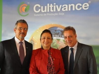 O presidente da Embrapa, a ministra Katia Abreu e o VP Agro da BASF, Eduardo Leduc - Crédito BASF