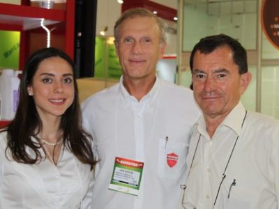 SezinTezcan, engenheira biotecnológica da Dogal, John, da Defensive e Dr. NecdetYabas, gerente geral de Marketing & Desenvolvimento da Dogal.