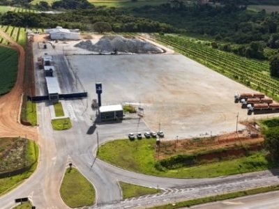 Aplicação de gesso agrícola em lavoura de café pela CultiBras