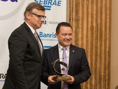 Marcelo de Godoy Oliveira recebe o prêmio durante solenidade em Porto Alegre/RS - Foto: Thiago Goulart