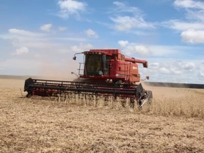 Máquinas agrícolas realizando plantio de soja e milho nos EUA