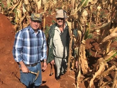 Àesquerda, o agrônomo André Aguirre Ramos e o cientista de solo, Martiens Du Plessi - Crédito Arquivo pessoal