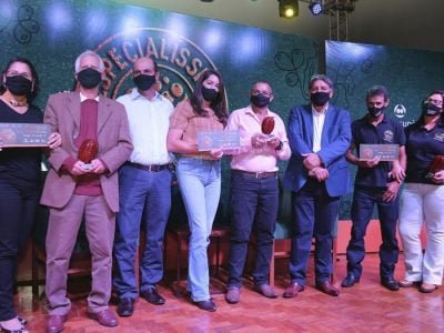 Diretoria da Cooxupé com os 3 primeiros colocados do programa Especialíssimo. - Foto: Divulgação