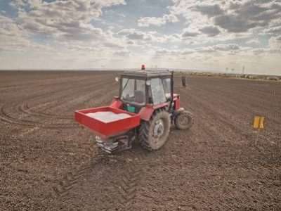 Tractor spreading artificial fertilizers. Transport, agricultural.