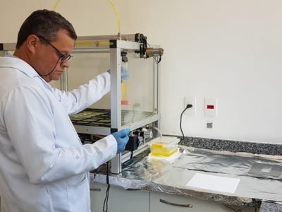 Pesquisador científico Hamilton Ramos, no laboratório avançado do programa IAC-Quepia, instalado na cidade de Jundiaí
