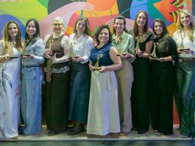 Prêmio Mulheres do Agro 2025 Da esquerda para a direita: Lucivanda Fernandes Siqueira, Fabiane Kiyoko Shimokomaki, Maria Helena da Silva Monteiro, Naiara Kasmin de Oliveira, Dalilla Carvalho Rezende, Cláudia Carvalho Calmon de Sá, Juliana Basso, Rhaissa Martins Gustin e Flávia Strenger Garcia Cid.