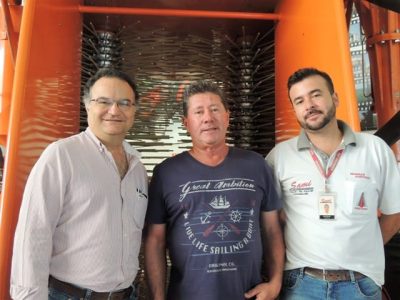Produtor José César Jorge recebe equipamento de representantes da Revenda Sami Máquinas de Franca - SP - Crédito Divulgação