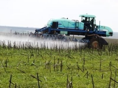 Pulverização em soja - Crédito Luize Hess