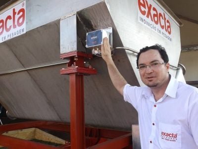 Rodrigo Aznar, gerente de desenvolvimento da Extacta Balanças junto ao Módulo de Pesagem sem fio EX5000