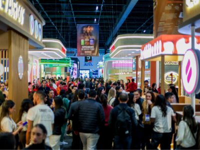 Visitantes circulam pelos corredores da Naturaltech 2026 no Distrito Anhembi