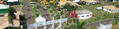 Movimentação de visitantes e expositores durante a AgroBrasília 2026, com destaque para máquinas agrícolas, tecnologia e inovação no agronegócio.