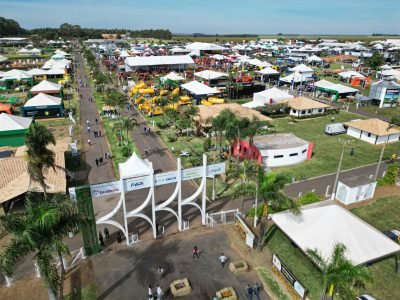 Movimentação de visitantes e expositores durante a AgroBrasília 2026, com destaque para máquinas agrícolas, tecnologia e inovação no agronegócio.