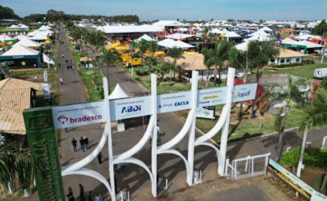 AgroBrasília, feira do agronegócio com exposição de máquinas agrícolas, tecnologias e inovação para o campo em Brasília.