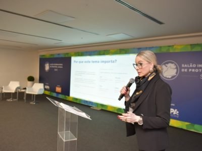 Deyse Galle durante apresentação no Simpósio FACTA, realizado como parte da programação do SIAVS 2026