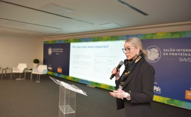 Deyse Galle durante apresentação no Simpósio FACTA, realizado como parte da programação do SIAVS 2026