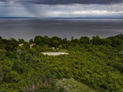 Apresentação do “Projeto SEM-FLAMA - Co-construindo soluções para reduzir os impactos do fogo na Flona Tapajós e Resex Tapajos-Arapiuns”.  ​

Pesquisadores, comunitários e parceiros​ ​desenvolveram atividades conjuntas para a adaptação do projeto aos interesses dos comunitários​ e à realidade das unidades de conservação​.

Na foto, a Comunidade Acaratinga, na Flona Tapajós.

Foto Marizilda Cruppe/Divulgação