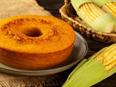 pratos de comidas juninas saudáveis, como milho, batata-doce e amendoim