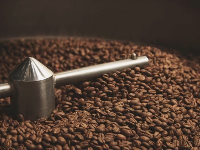 Grãos de café tradicional e café especial lado a lado destacando diferenças