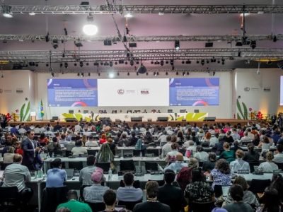 Visão geral da plenária de encerramento da COP30