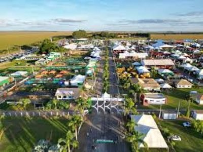 Produtores rurais visitam estandes de tecnologia e inovação durante a AgroBrasília 2026 no Parque Tecnológico Ivaldo Cenci.