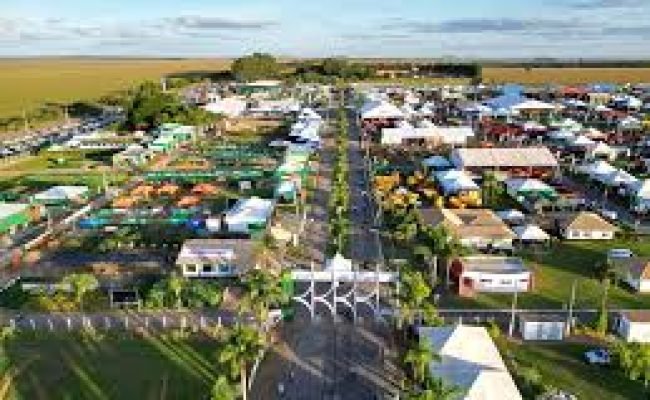 Produtores rurais visitam estandes de tecnologia e inovação durante a AgroBrasília 2026 no Parque Tecnológico Ivaldo Cenci.