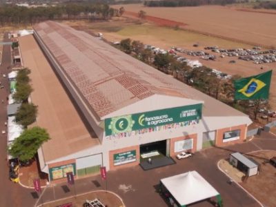 Visitantes circulam entre estandes da Fenasucro & Agrocana em Sertãozinho