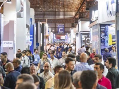 Visitantes circulam entre estandes da Fenasucro & Agrocana em Sertãozinho/SP