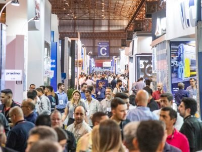 Visitantes circulam entre estandes da Fenasucro & Agrocana em Sertãozinho/SP