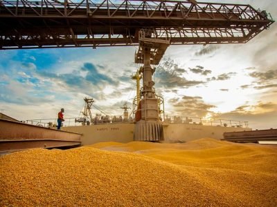 Milho sendo carregado para exportação no Porto do Paraná