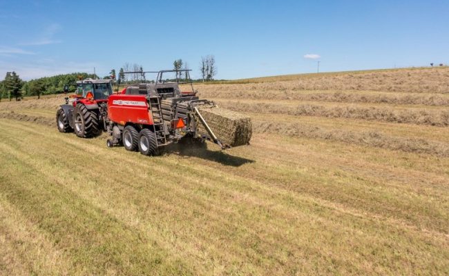 Enfardadora MF 2234 prismática: produz fardos gigantes de até 3 metros