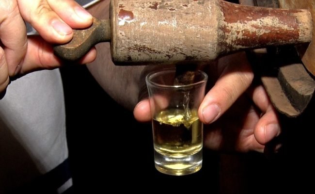 Cachaças de alambique têm uma produção de escala reduzida, normalmente de tradição familiar | Foto: Divulgação/CATI