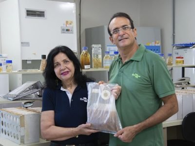 Pesquisadores da Embrapa Soja Mariangela Hungria e Marco Antonio Nogueira