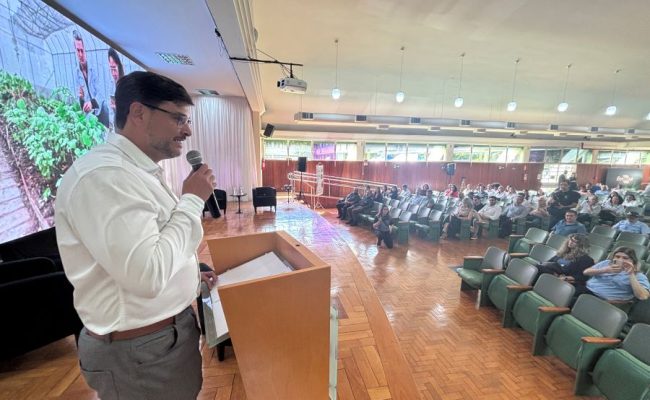 Chefe-geral da Embrapa Milho e Sorgo Vinícius Guimarães durante abertura do evento sobre ESG
Foto: Guilherme Viana
