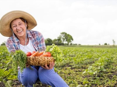 Mulher no campo - Foto: freepik
