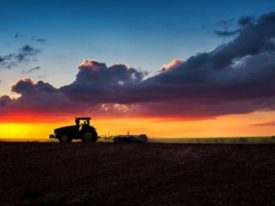 profile of tractor at sunset (Telefone)