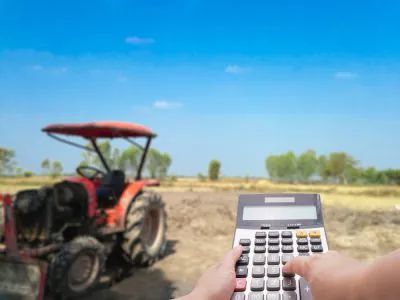 Estande do Sicredi na feira AgroBrasília 2026 oferecendo linhas de crédito rural no Distrito Federal.