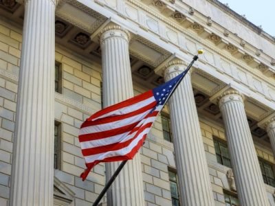 washington-dc-building-detail-with-waving-american-2026-01-09-08-29-18-utc (Pequeno)